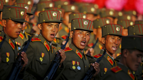 Soldados norcoreanos participan en el desfile conmemorativo del 70 aniversario de la fundación del Partido de los Trabajadores. REUTERS/Damir Sagolj