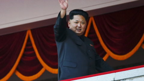 El líder de Corea del Norte, Kim Jong Un, saluda desde el palco donde ha prnunciado un discurso y ha contemplado el desfile conmemorativo del 70 aniversario del Partido de los Trabajadores. REUTERS/Damir Sagolj