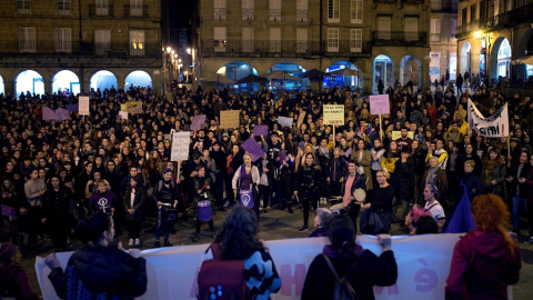 OURENSE, 25/11/2019.- Centenares de personas participan en una manifestación con motivo del Día Internacional para la Eliminación de la Violencia contra la Mujer, este lunes en Ourense. 1.028 mujeres han sido asesinadas por sus parejas o ex