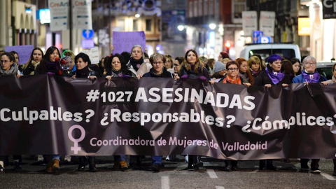 25/11/2019.- Centenares de personas participan en una manifestación con motivo del Día Internacional para la Eliminación de la Violencia contra la Mujer, este lunes en Valladolid. 1.028 mujeres han sido asesinadas por sus parejas o expareja