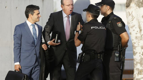 Rafael Spottorno pide a la policía que se aleje a los preferentistas