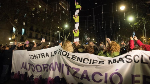 BARCELONA, 25/11/2019.- Centenares de personas participan en una manifestación con motivo del Día Internacional para la Eliminación de la Violencia contra la Mujer, este lunes en Barcelona. 1.028 mujeres han sido asesinadas por sus parejas 