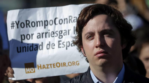 Francisco Nicolás Gómez Iglesias, el pequeño Nicolás (c), durante la concentración de la Asociación de Víctimas del Terrorismo (AVT) que ha protestado hoy, en la madrileña plaza de Colón, contra el Gobierno por sus incumplimientos electoral