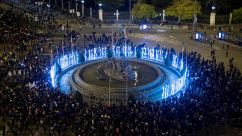 25/11/2019.- Vista general de la manifestación con motivo del Día Internacional de la Eliminación de la Violencia contra la Mujer convocada por el Foro de Madrid contra la Violencia a las Mujeres, este lunes a su paso por la Fuente de Cibel