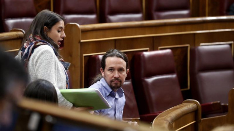 El líder de Podemos, Pablo Iglesias y la portavoz en el Congreso de la formación, Irene Montero, momentos antes del debate de las enmiendas parciales al proyecto de Ley de Presupuestos Generales del Estado de 2018, que tiene lugar esta tard