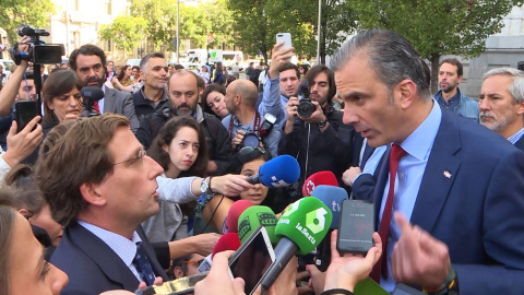 Almeida y Ortega Smith discuten después de que Vox boicoteara un minuto de silencio por la violencia machista./ EUROPA PRESS