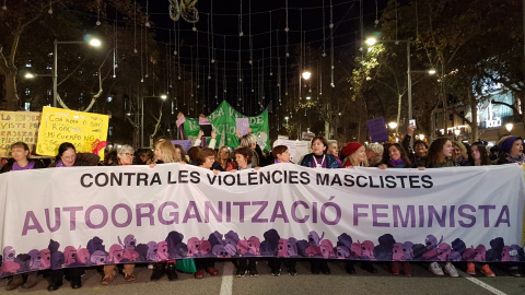 La capçalera de la manifestació feminista del 25-N. CÈLIA MUNS.