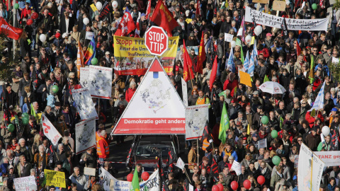 Activistas de los derechos de consumidores participan en la marcha para protestar contra TTIP en Berlín.- REUTERS.