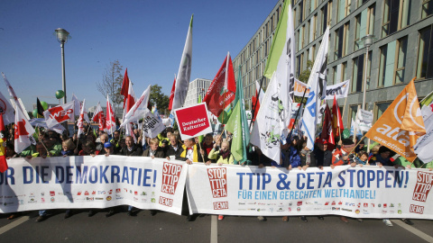 Activistas de los derechos de consumidores participan en la marcha para protestar contra TTIP en Berlín.- REUTERS.