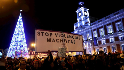 25/11/2019.- Vista de la manifestación con motivo del Día Internacional de la Eliminación de la Violencia contra la Mujer convocada por el Foro de Madrid contra la Violencia a las Mujeres, este lunes a su paso por el Ayuntamiento la capital