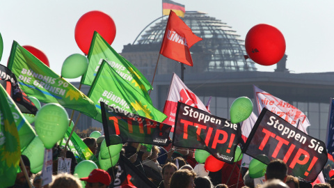 La marcha contra el TTIP pasa por delante del edificio del Reichstag alemán (el Parlamento). EFE / EPA / WOLFRAM STEINBERG