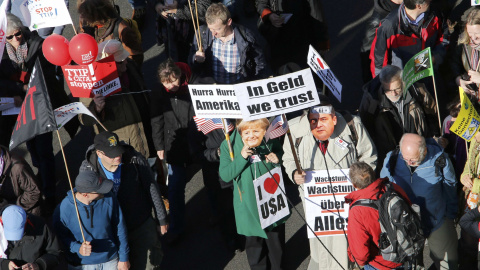 Activistas de los derechos de consumidores participan en una marcha para protestar contra TTIP en Berlín.- REUTERS