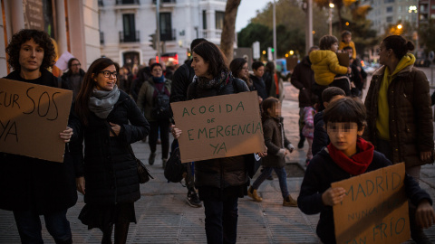 Protesta de vecinos y vecinas contra la falta de respuesta institucional ante la desprotección de los solicitantes de asilo que llegan a Madrid.- JAIRO VARGAS