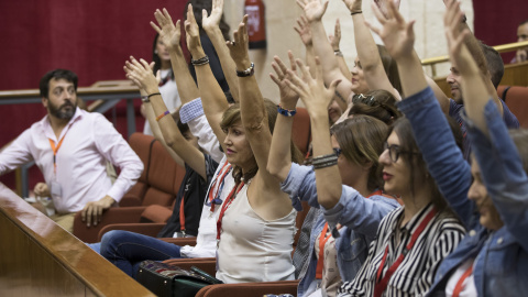 Representantes de diversos colectivos agitan sus manos en el Parlamento de Andalucía después de que el pleno del Parlamento haya aprobado la toma en consideración de las proposiciones de ley del PSOE y de Podemos para garantizar los derecho