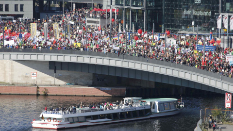 Activistas de los derechos de consumidores participan en la marcha para protestar contra TTIP en Berlín.- REUTERS.