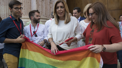 La presidenta andaluza, Susana Díaz, en el Parlamento de Andalucía esta tarde en Sevilla junto a representantes de diversos colectivos y diputadas después de que el pleno del Parlamento haya aprobado la toma en consideración de las proposic