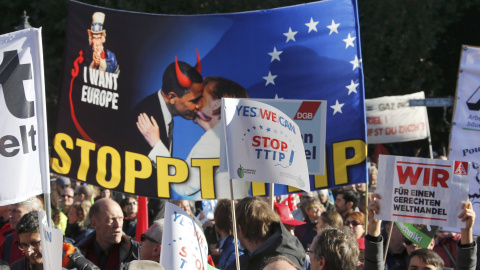 Algunas de las pancartas de la marcha en Berlín contra el TTIP. REUTERS/Fabrizio Bensch