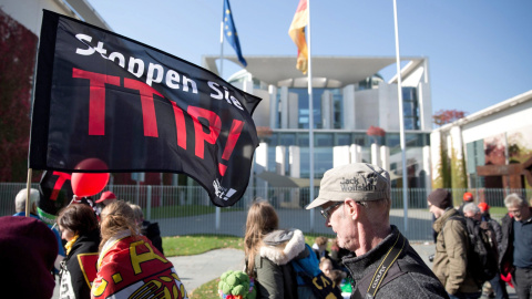 Los participantes en la manifestación contra el TTIP pasan por delante de la sede de la Cancillería, donde tiene su despacho Angela Merkel, en Berlín. EFE/EPA/JOERG CARSTENSEN