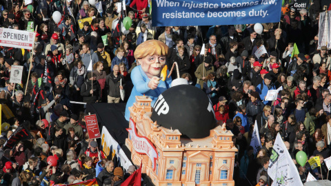 Activistas de los derechos de consumidores participan en la marcha para protestar contra TTIP en Berlín.- REUTERS.