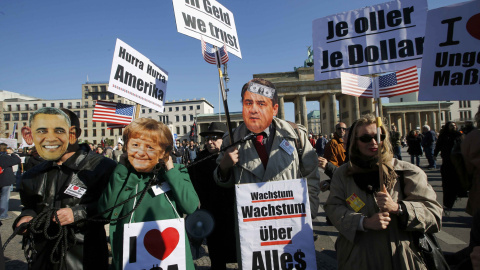 Activistas de los derechos de consumidores participan en la marcha para protestar contra TTIP en Berlín.- REUTERS.