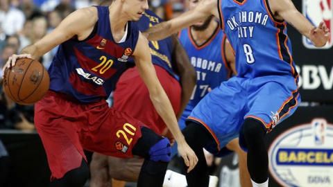 El escolta español de Oklahoma City Thunder Alex Abrines defiende al alero sueco del FC Barcelona Lassa Marcus Eriksson. EFE/ Andreu Dalmau.