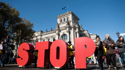 Los manifestantes llevan grandes letras rojas que forman la palabra 'STOP' durante una manifestación contra el TTIP en Berlín.EFE/EPA/GREGOR FISCHER