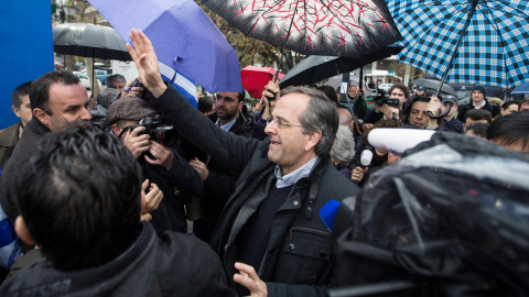 El primer ministro y líder de Nueva Democracia, Antonis Samaras, saluda a sus votantes en un acto electoral. -REUTERS / Marko Djurica