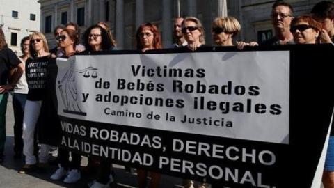 Protesta de víctimas del robo de bebés en el Congreso. EFE/Archivo