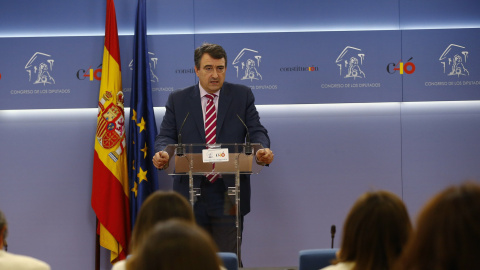 El portavoz del Partido Nacionalista Vasco (PNV) en el Congreso, Aitor Esteban, durante una rueda de prensa en el Congreso para informar  de la decisión del partido de apoyar los Presupuestos Generales del Estado de 2018. EFE/ J.P.Gandul