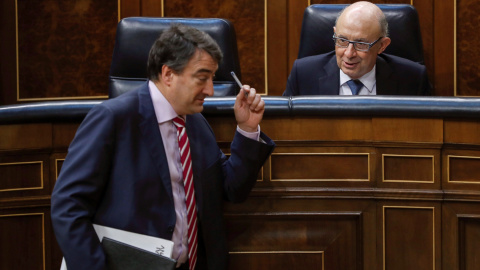 El ministro de Hacienda, Cristóbal Montoro, conversa con el portavoz del PNV, Aitor Esteban, durante el Pleno del Congreso que vota la totalidad del proyecto de Ley de Presupuestos Generales del Estado de 2018. EFE/Emilio Naranjo