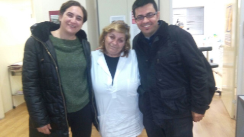 Ada Colau y Gerardo Pisarello con Nenny Nikolau, una dentista voluntaria de la clínica social de Atenas.