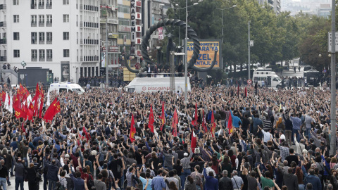 La gente levanta sus puños como un saludo a las víctimas del doble atentado suicida de Ankara, en la concentración realizada en la zona de las explosiones. EFE / EPA / SEDAT SUNA