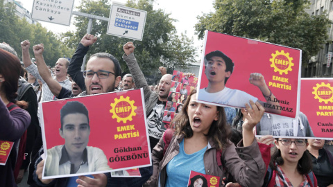 Los concentrados en el homenaje a las víctimas del doble atentado de Ankara gritan consignas contra el Gobierno turco.. EFE / EPA / SEDAT SUNA