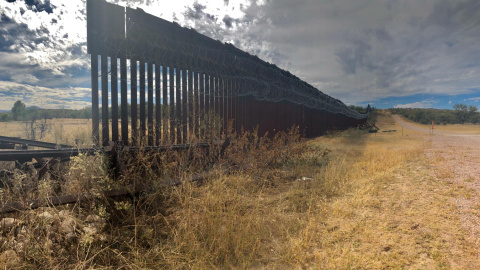 A pesar de las promesas electorales de Donald Trump, el muro de separación entre las ciudades fronterizas de Ambas Nogales cuenta con tramos por donde inmigrantes y narcotraficantes pueden cruzar al vecino anglosajón. / Aitana Vargas