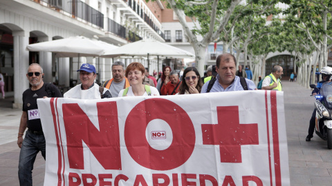 Una de las columnas de las marchas contra la precariedad que este sábado confluirán en Madrid para manifestarse el domingo junto a los pensionistas.- NO + PRECARIEDAD