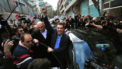 Tsipras, rodeado de seguidores tras votar en un colegio de Atenas. - REUTERS