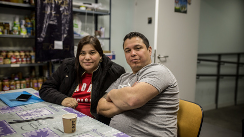 Mauricio Castaneda y Aida Burgo, procedentes de El Salvador, en el local de la Red Solidaria de Acogida en Puerta del Ángel, Madrid.