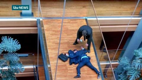 Imagen de ITV News que muestra a Steven Woolfe desmayado en el Parlamento Europeo.