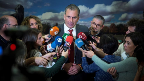 26/11/2019.- El portavoz de Vox en el Ayuntamiento de Madrid, Javier Ortega Smith, atiende a los medios tras le pleno celebrado este martes en el Ayuntamiento de Madrid. . EFE/Luca Piergiovanni