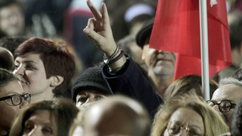 Los seguidores de Syriza celebran la victoria en las elecciones parlamentarias mientras escuchan al líder del partido, Alexis Tsipras. EFE