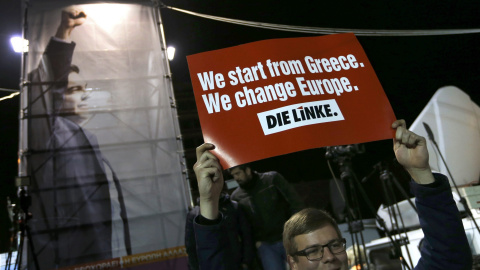 Un seguidor de Syriza en el exterior de la sede de la campaña electoral del partido de Alwexis Tsipras, celebra los resultados de las elecciones adelantados por los sondeos a pie de urna. REUTERS/Marko Djurica