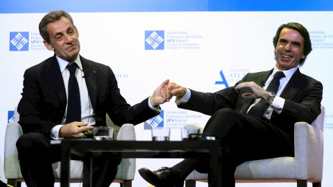 El expresidente del Gobierno José María Aznar (d) y el exjefe del Ejecutivo francés Nicolás Sarkozy, durante su participación en la conferencia "Una reflexión sobre Europa. EFE