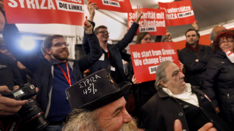 Los seguidores de Syriza celebran los resultados adelantados por los sondeos a pie de urna, que colocan al partido de Alexis Tsipras al borde la mayoría absoluta. REUTERS/Yannis Behrakis