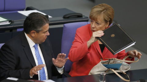 El vicecanciller  Sigmar Gabriel, con la canciller alemana Angela Merkel, en un debate del Bundestag sobre los refugiasdos. REUTERS/Hannibal Hanschke