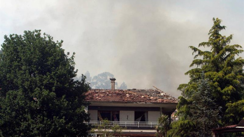 Una columna de humo en las inmediaciones del lugar/EFE