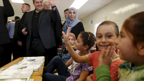 El vicecanciller y ministro de Economía alemán, Sigmar Gabriel, en su visita a un centro de refugiados sirios en Jordania. REUTERS/ Muhammad Hamed