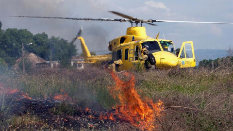 Un helicóptero junto al lugar en el que varias personas han resultado heridas en la explosión/EFE