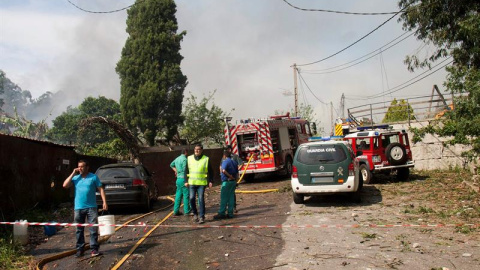 Bomberos y efectivos policiales junto al lugar de los hechos/EFE