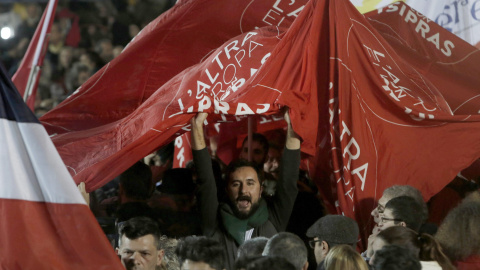 Los seguidores de Syriza celebran los resultados de las elecciones parlamentarias de este domingo. EFE/EPA/YANNIS KOLESIDIS