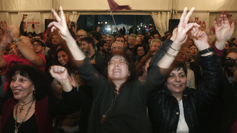 Alegría de los seguidores de Syriza en la sede del partido al conocer los resultados de las elecciones de este 25 de enero. REUTERS/Yannis Behrakis